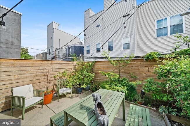 Building Photo - 2222 Oakford St