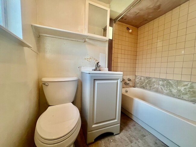 Building Photo - Fantastic home in desirable Englewood neighborhood