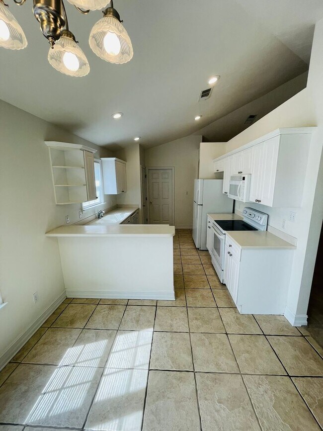 Building Photo - 2031 Sunny Dale Dr