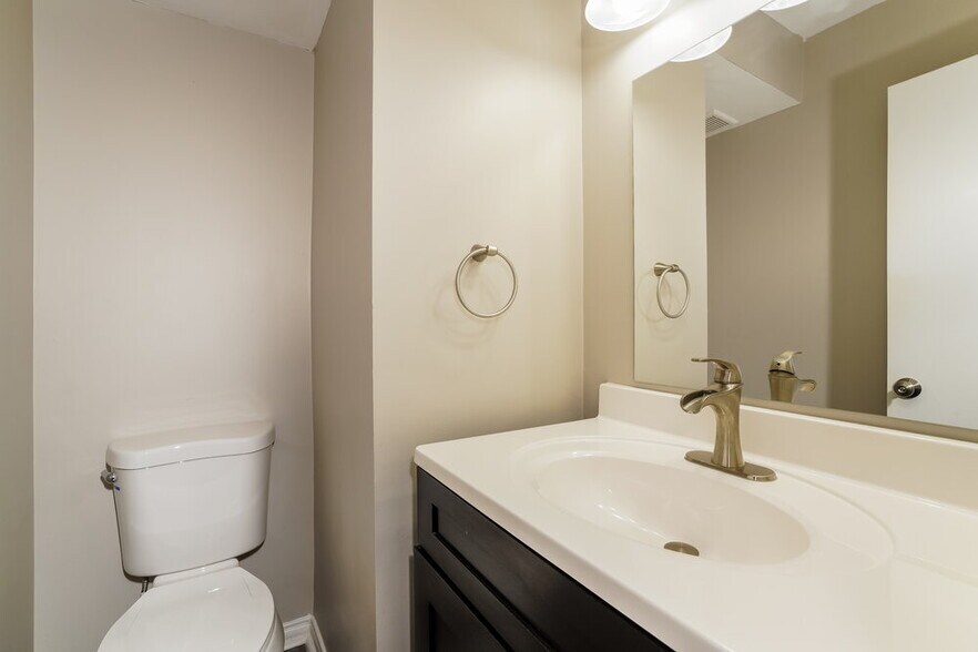 Building Photo - 8532 Sturbridge Cir W