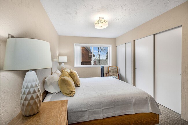 Building Photo - Downtown Anchorage Two Bedroom Two Bath (101)