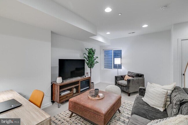 Building Photo - 938 N Leithgow St