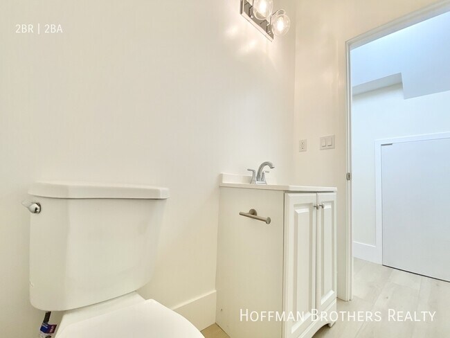 Building Photo - 865 N Las Palmas Ave