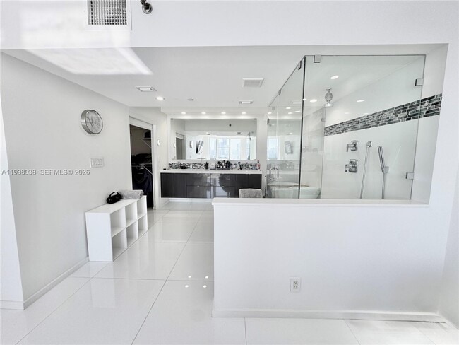 Building Photo - 3600 Mystic Pointe Dr