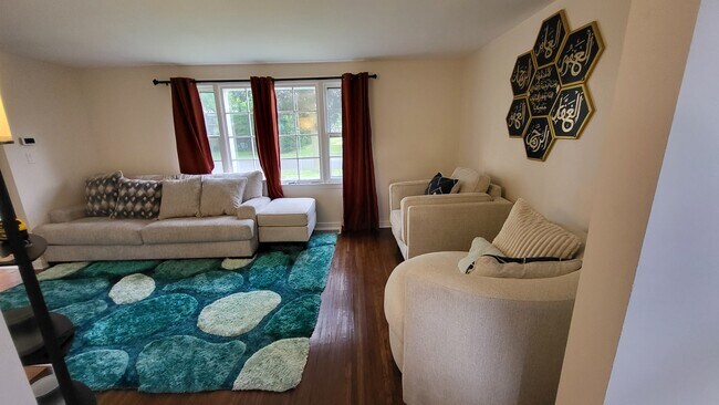 Living room - 156 Stoneleigh Ave