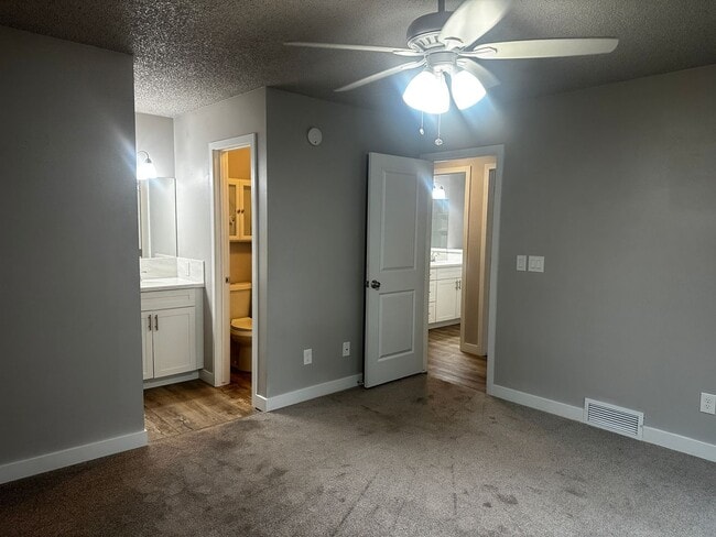 Building Photo - Stunning 3 bedroom AVAILABLE NOW!