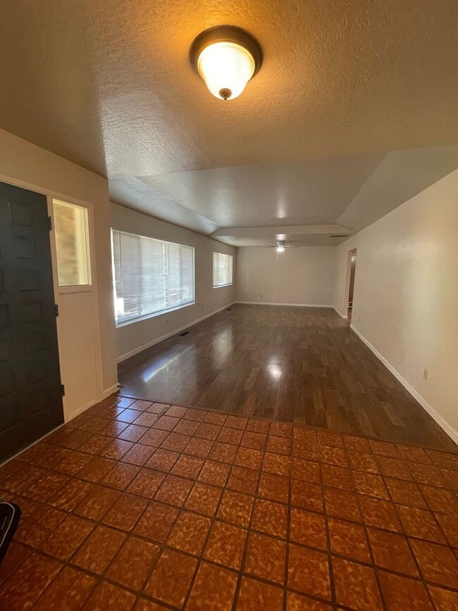 Building Photo - 3 Bed, 2.5 Bath Family Home
