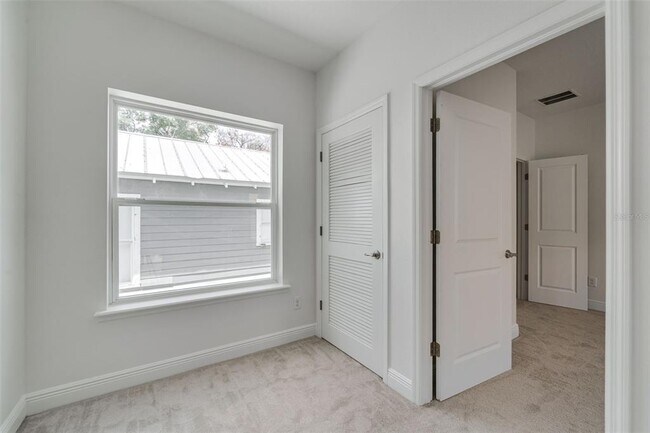 Building Photo - 1933 W Chestnut St