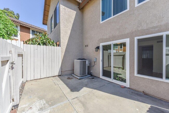 Building Photo - FOR RENT 2BD/1.5 BA/2 parkings/ Town House