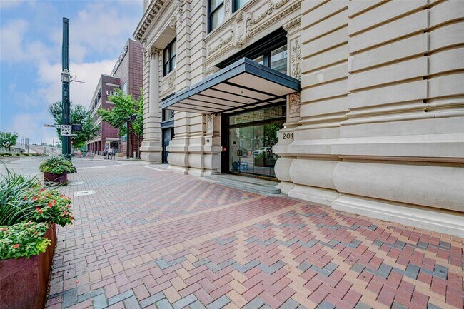 Building Photo - 201 Main St