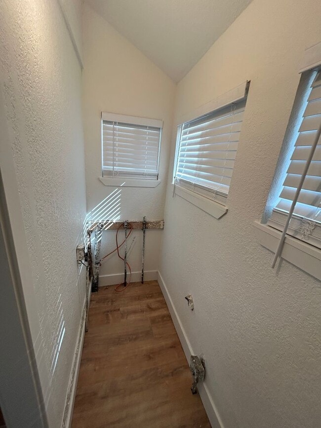 Building Photo - 1049