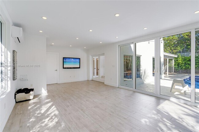 Building Photo - 525 Glenridge Rd