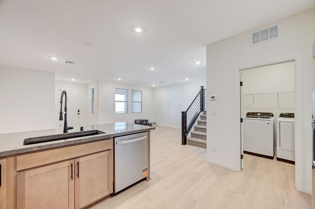 Building Photo - Stunning Summerlin townhome! 2 car garage!