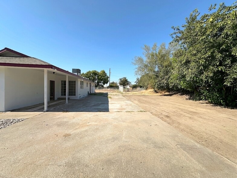 Building Photo - 15050 Cottage Ave