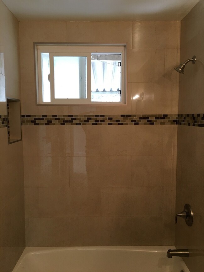 Building Photo - Main16761-73