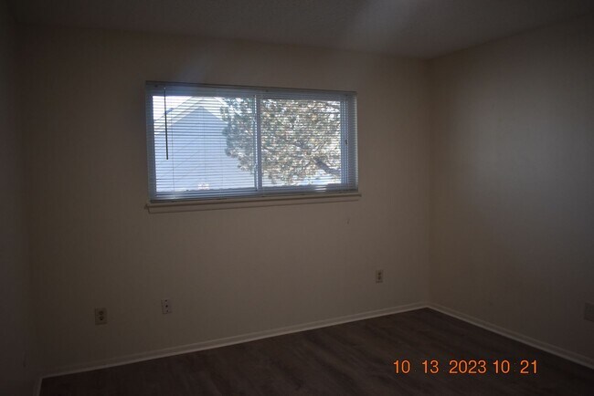 Building Photo - **MOVE IN INCENTIVE** Spacious 3 bedroom Condo