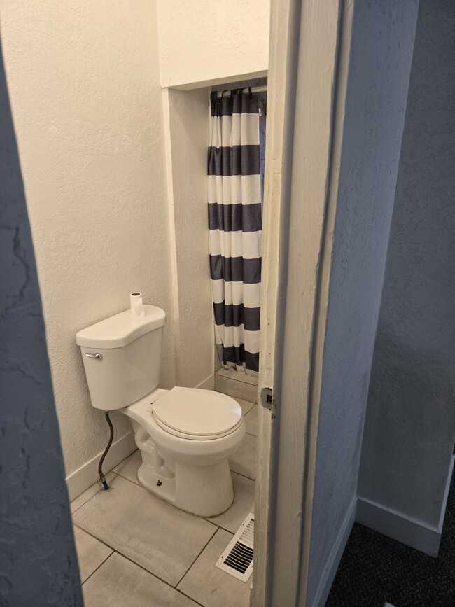 Bathroom Toliet & Shower - 2050 Monroe Blvd