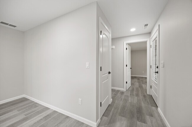 Building Photo - 38 Longvue Dr
