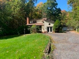 Building Photo - 3780 Highland Tpke