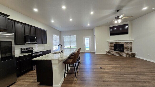 Building Photo - 512 Savannah St