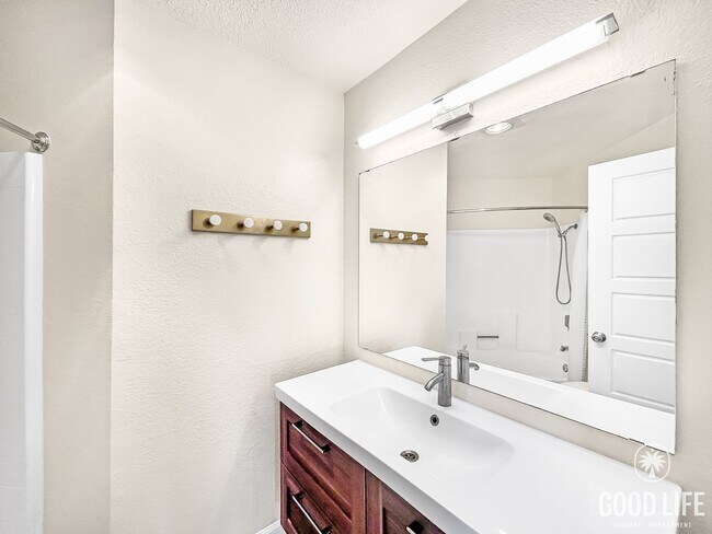 Building Photo - Stunning 2BD/2BA W/ Updated Kitchen and Re...