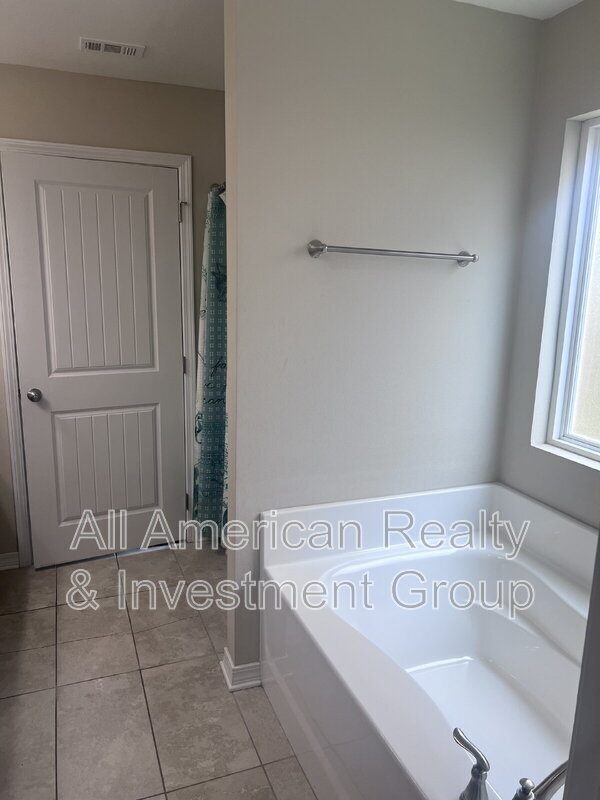 Building Photo - 426 Eisenhower Dr