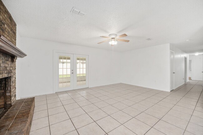 Building Photo - Spacious 3-Bedroom Home with Fireplace, Split Floor Plan & Screened Lanai in Southeast Ocala!