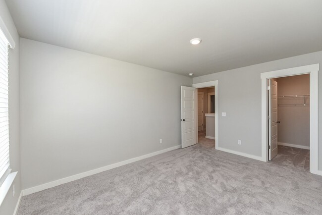 Building Photo - **2022-BUILT TOWNHOME WITH FABULOUS COMMUN...