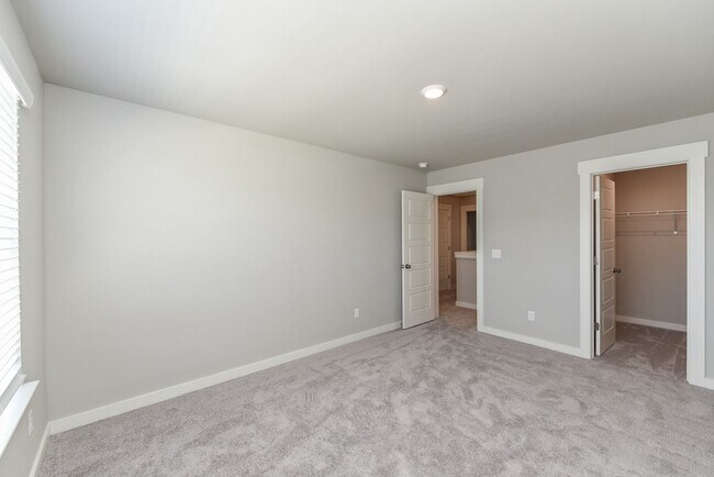 Building Photo - **2022-BUILT TOWNHOME WITH FABULOUS COMMUNITY AMENITIES**