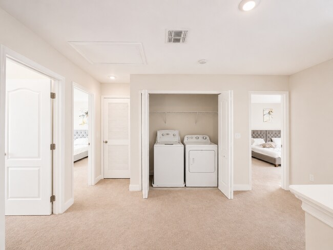 Building Photo - Expansive 6-Bed, 6.5-Bath on Angela's Avenue – Your Perfect Haines City Haven!