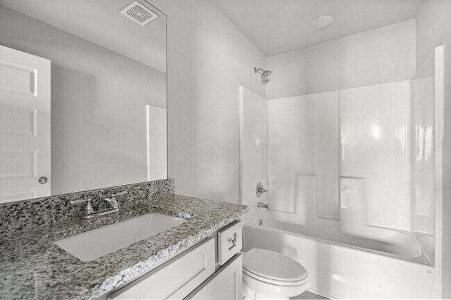 Building Photo - 4 bed / 2.5 bath in Gainesville! Retreat a...