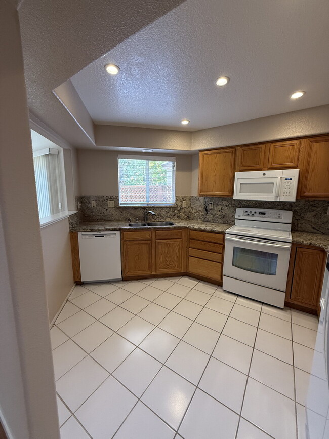 Building Photo - Charming 3 Bedroom 2.5 Bathroom Home in Pr...