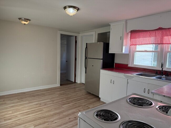 Building Photo - 414 Central St