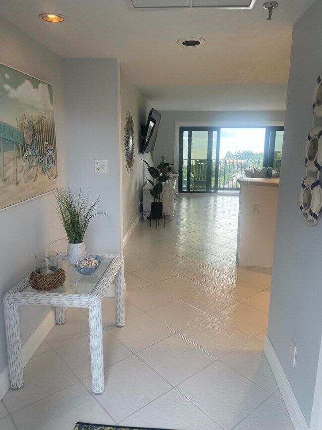 Building Photo - 801 S Ocean Dr