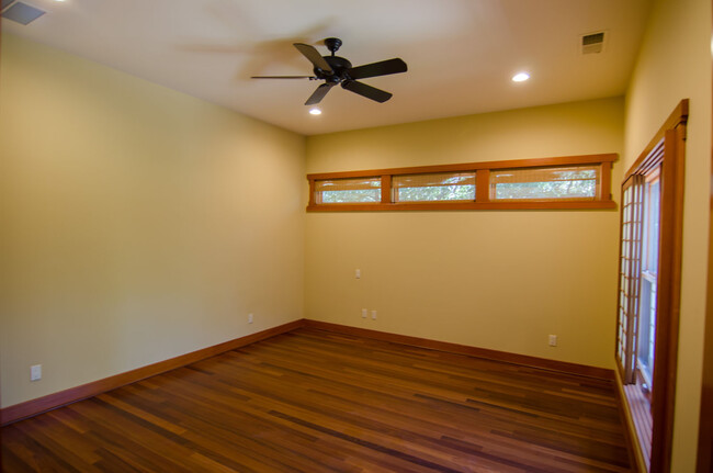 Building Photo - Beautifully Updated Private Guest House wi...