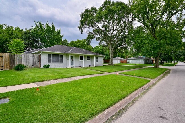 Building Photo - 8409 Bob White Dr