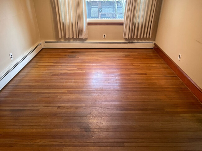 Building Photo - 17A St Albans Ave