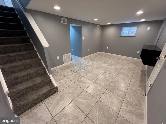 Building Photo - 5804 Shoshone Dr