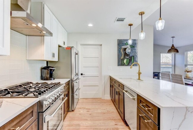 Building Photo - 7002 Whispering Oaks Dr