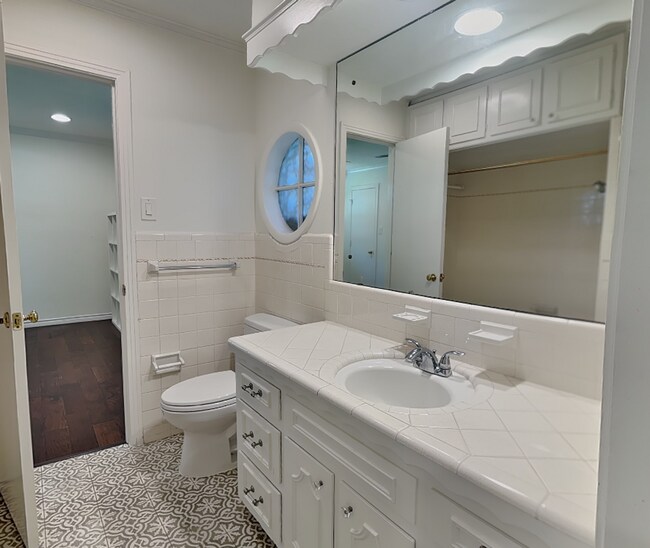 Building Photo - Style, Space & Sophistication in the Heart of Overton West!
