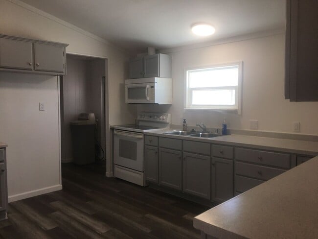 Building Photo - 3 Bedroom, 2 Bathroom Home