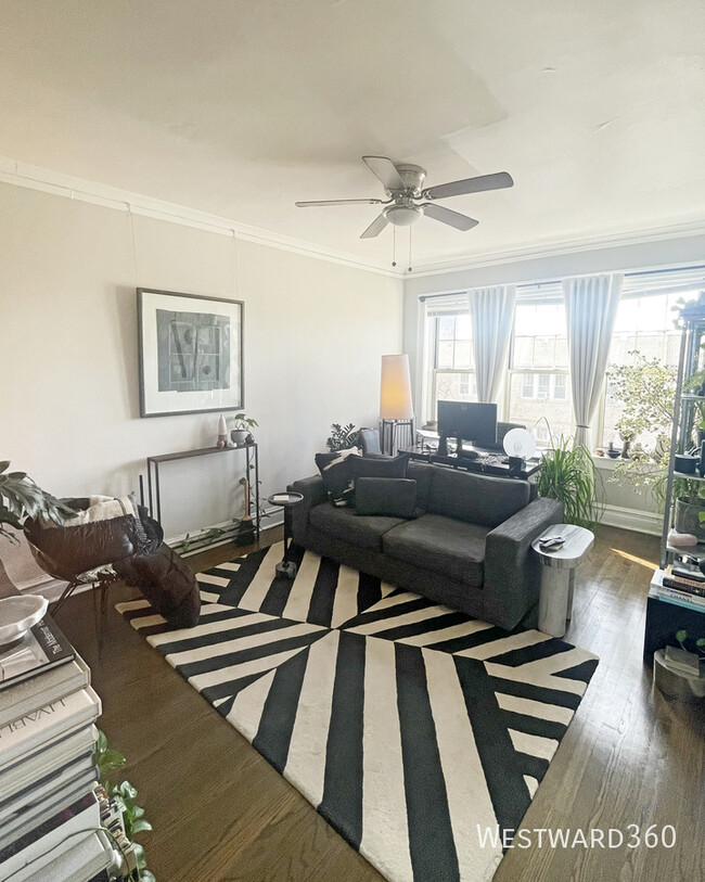 Primary Photo - Top Floor 1bed/1bath with tons of natural ...