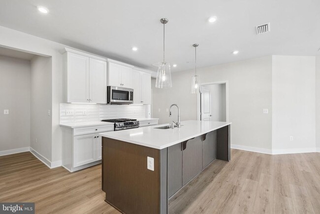 Building Photo - 1611 POTOMAC SHORES Pky