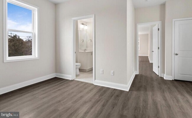 Building Photo - 300 E Front St