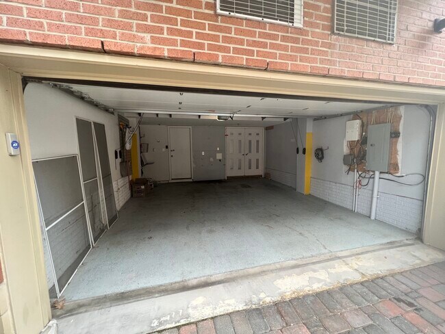 Attached garage - 1686 N Quinn St