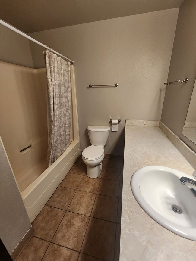 Building Photo - Charming & Affordable 2-Bedroom Home