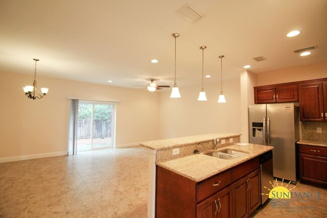 Building Photo - Nice 3 Bedroom Townhouse in The Palm Reserve