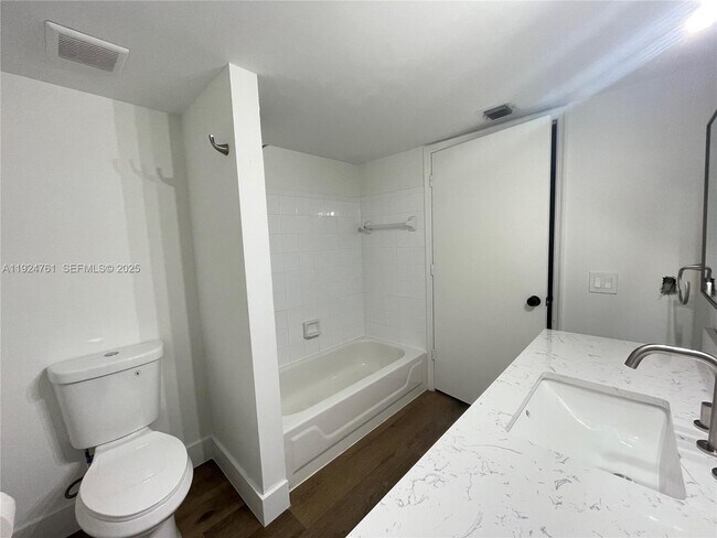 Building Photo - 410 S Park Rd