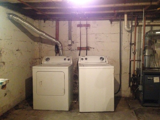 Building Photo - Great Home! Spacious and Updated! Wood Flooring! New Window! Eat-in-Kitchen! Yard!