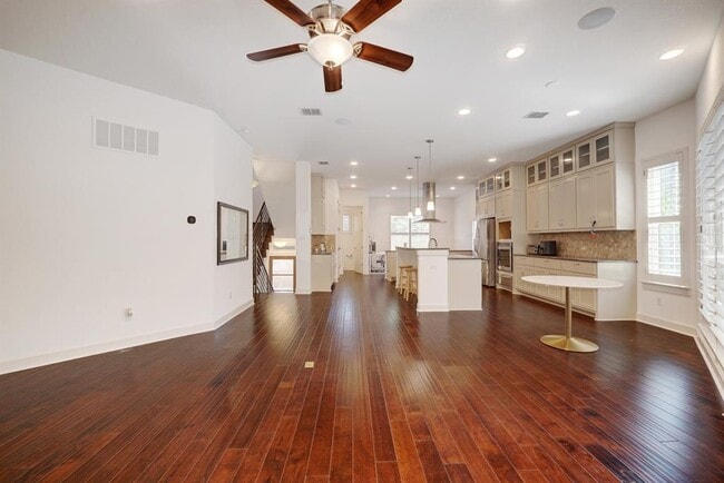 Building Photo - 6533 E Hill Dr